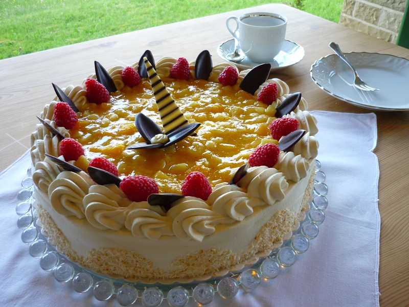 Flockensahnetorte mit Mango, Apfel und Himbeere